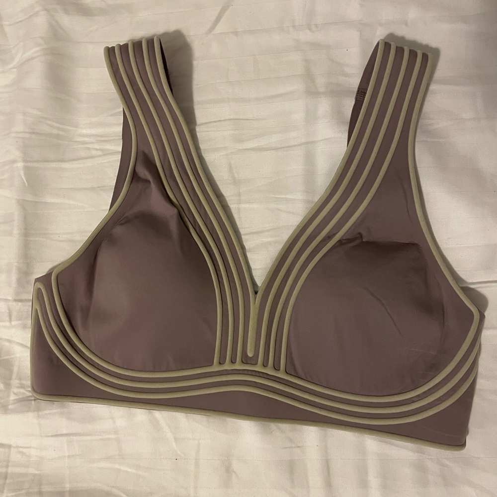 Brand new never worn Lulu lemon sports bra